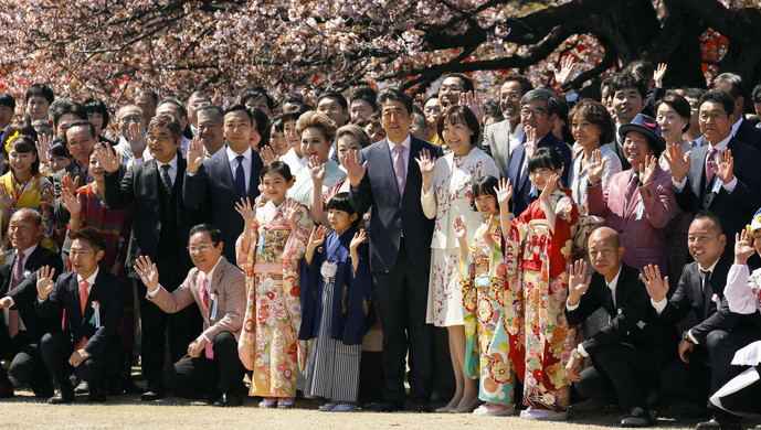 安倍“赏樱会”风波越闹越大