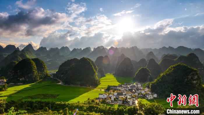 资料图，贵州黔西南州万峰林景区。　刘鹏 摄