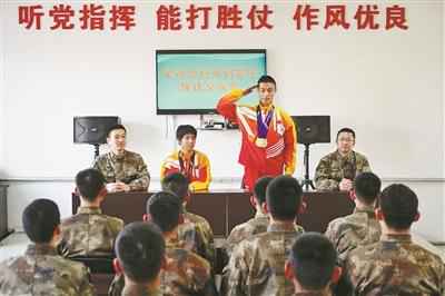 图①：空军五项女子团体冠军王佳、空军五项男子个人和团体冠军李睿与基层官兵座谈交流。