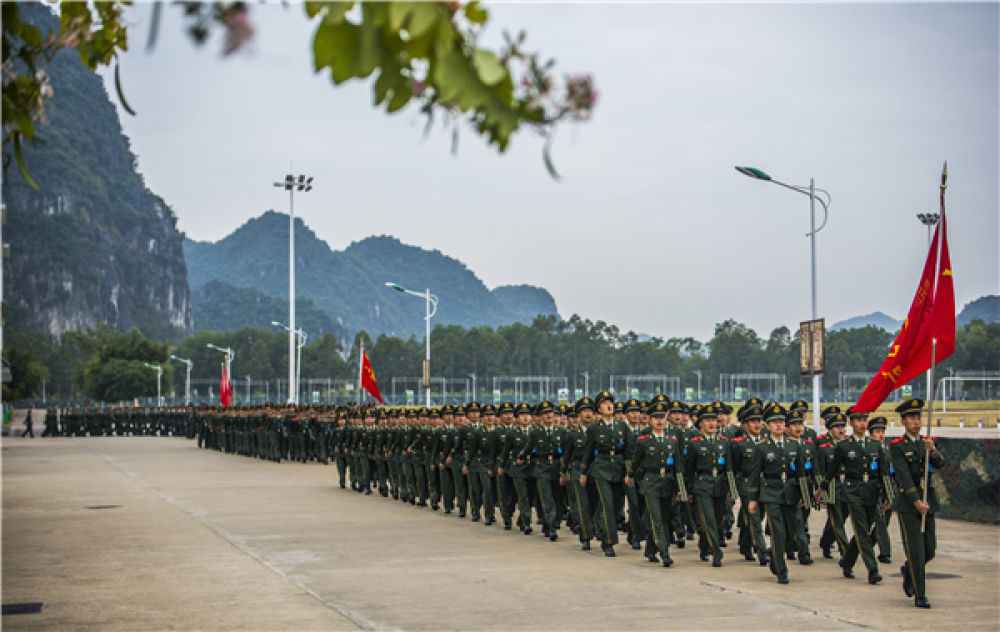 光荣一刻！武警广西总队千余名新兵授衔