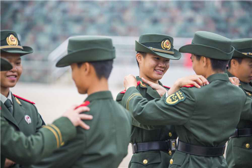 光荣一刻！武警广西总队千余名新兵授衔