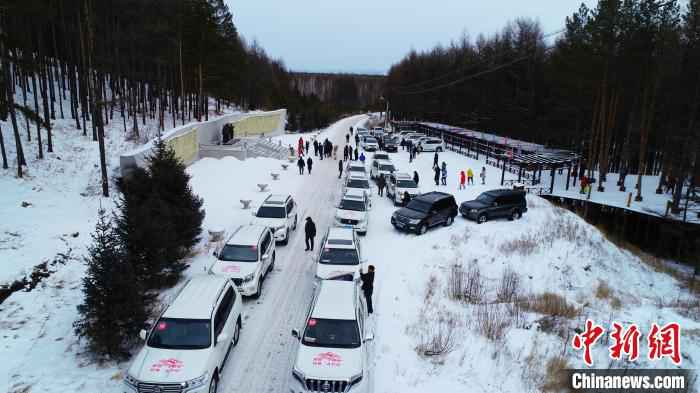 图为森林冰雪越野体验活动途中。　包文君 摄