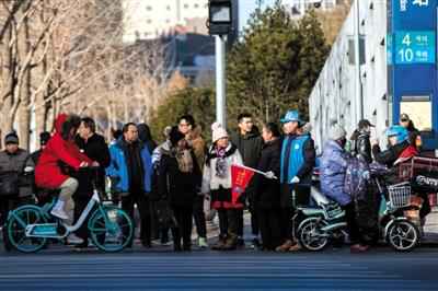 北京交通志愿者“眼观八方”完成“最冷一天执