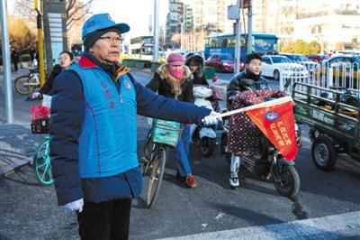 北京交通志愿者“眼观八方”完成“最冷一天执