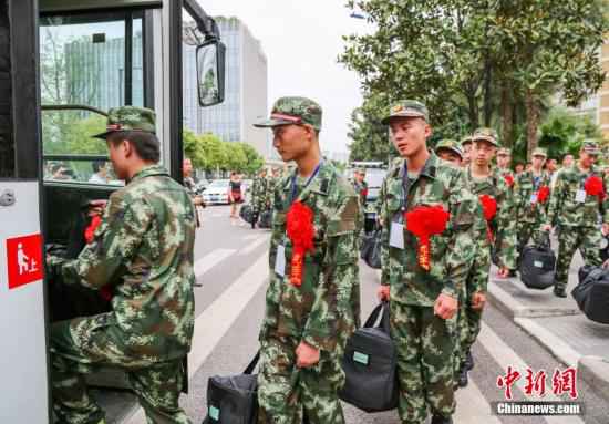 资料图：入伍新兵排队上车。 /p中新社发 赵永明 摄