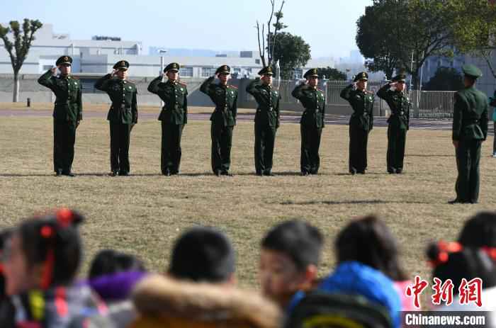 孩子们观看武警战士实战训练。　韩苏原 摄