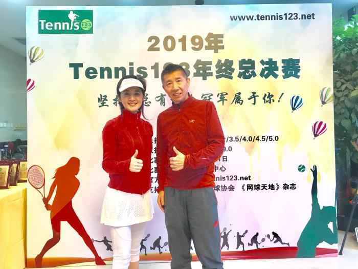 著名主持人许戈辉参加双打项目比赛。图为许戈辉与Tennis123创始人汪俊合影。供图