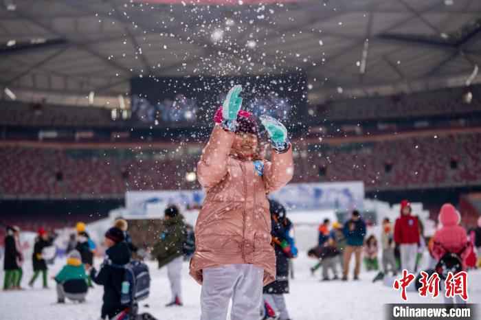 2日，参加“第11届鸟巢欢乐冰雪季”的孩子近距离感受冰雪。主办方供图