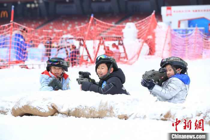 2020年1月2日，北京市中小学生奥林匹克教育主题系列活动——北京市中小学生奥林匹克冬令营在国家体育场圆满结束。　/p中新社记者 贾天勇 摄