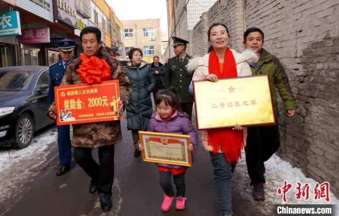 图为徐飞龙家属把“荣誉”带回家。　高鹏飞 摄