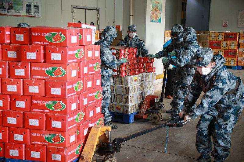 解放军驻鄂部队承担武汉市民生活物资配送供应