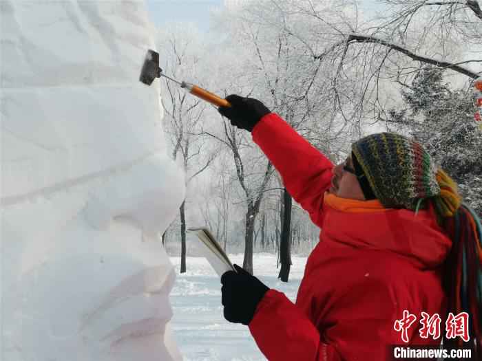 选手在哈尔滨国际雪雕比赛中精心雕刻 王琳 摄