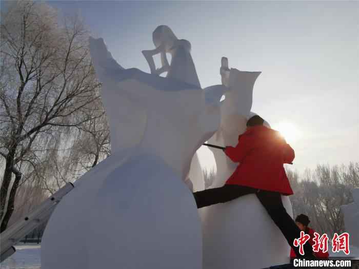 选手在哈尔滨国际雪雕比赛中精心雕刻 王琳 摄