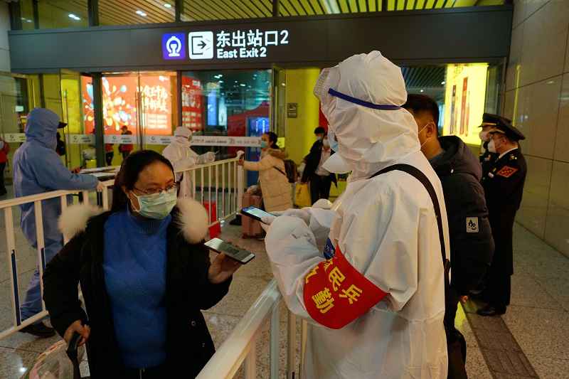 合肥首趟复工专列抵达高铁南站 共598人顺利返岗