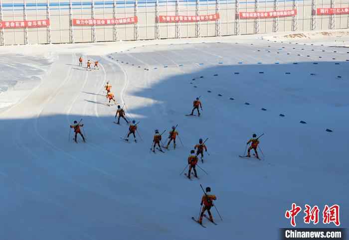 图为体验滑雪。　钟欣 摄