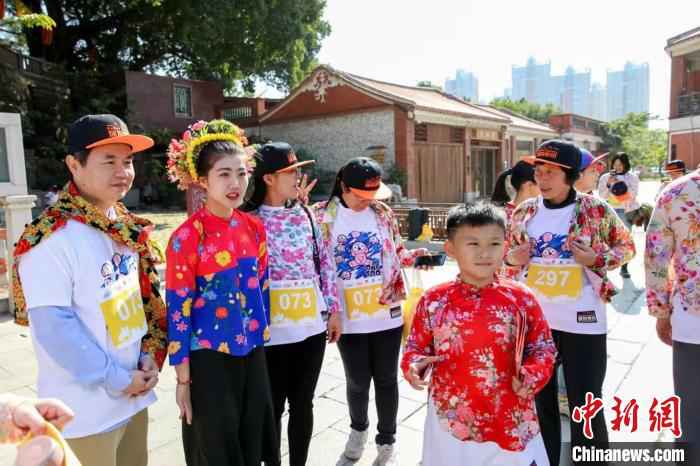 来自全国各地的选手在规定时间内穿梭泉州古城，体验“海丝”文化。　钟欣 摄