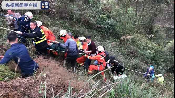 贵州一轿车翻下百米悬崖 消防员紧急救援六旬老