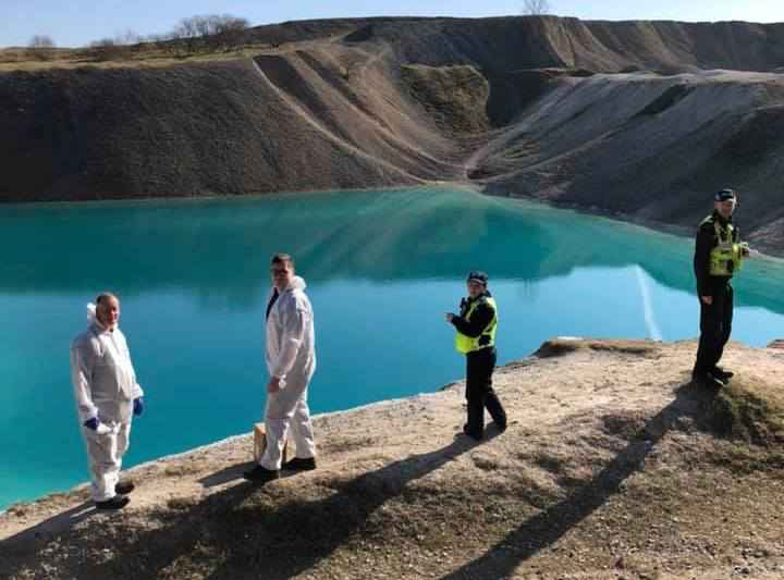 英国警察为防止民众扎堆，竟然把清澈湖水染成