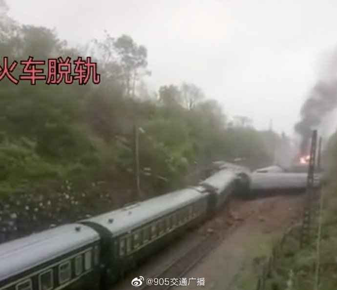 一列客运火车在湖南侧翻3到4节车厢脱轨 机头着火