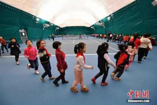 资料图：2016年12月12日，雾霾笼罩京津冀等地。河北石家庄华兴小学誉兴校区的气膜体育馆内正在上体育课。/p中新社记者 翟羽佳 摄