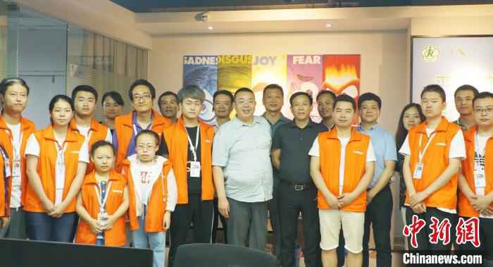 动漫电影《花千谷之花魂之路》的部分创作人员。 百名残疾人原创动漫电影《花千谷之花魂之路》