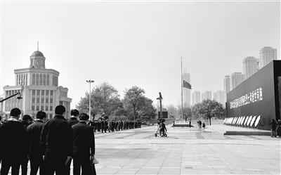 解放军报：缅怀英雄逝者 集聚打赢力量