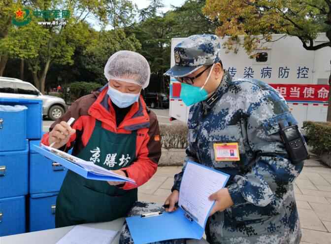 苏昱亚(右)在核对用餐人数。