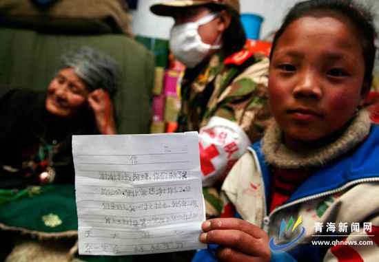 一个蓝皮本 他在胸前口袋揣了10年