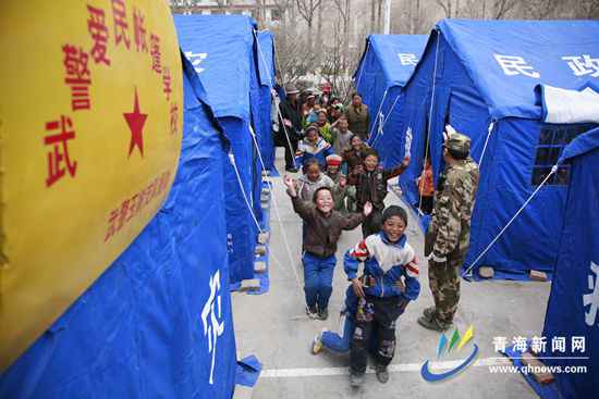 一个蓝皮本 他在胸前口袋揣了10年