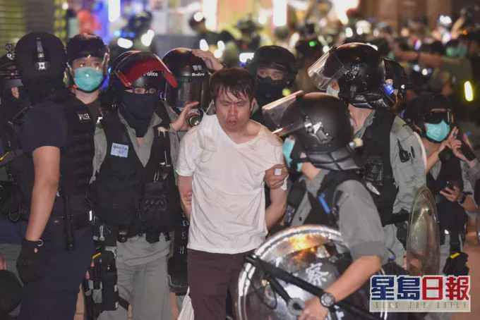 香港有人纵火闹事 至少100人被捕包括一反对派议员