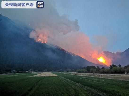 西藏林芝市巴宜区发生山火 三百多消防员正参与