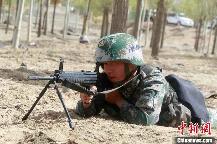 图为西藏军区拉萨警备区某部观察警戒哨正在警戒。　李鹏辉 摄