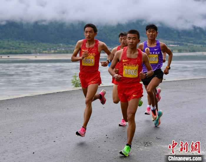 图为中国国家马拉松队(西藏组)运动员多布杰(左一)在比赛中。西藏自治区体育局 供图