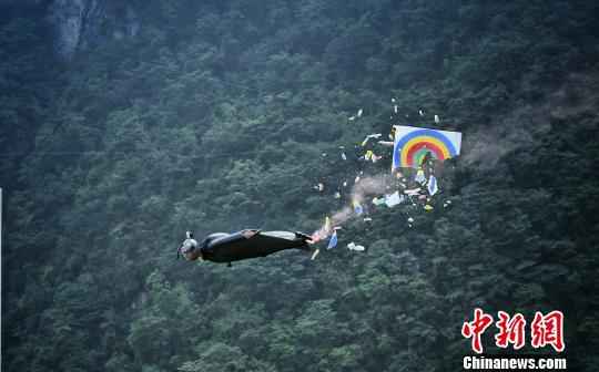 2019翼装飞行世锦赛穿靶赛决赛在湖南张家界天门山举行，参赛选手以超过180公里的时速挑战“人箭穿靶”。。　胡英 摄