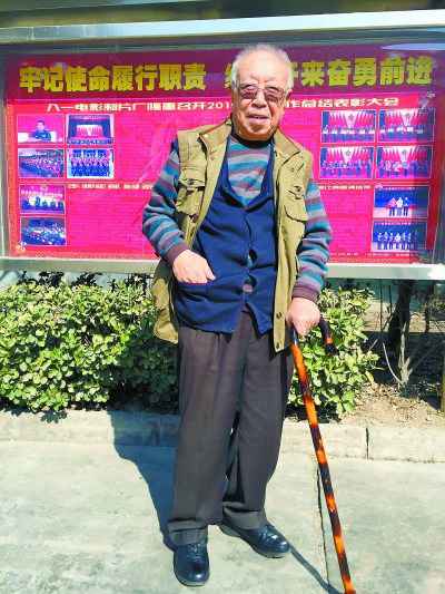 刘江晚年照 图片来源:《北京晚报》李俐 摄 一路走好!胡汉三扮演者刘江去世 曾三次患癌