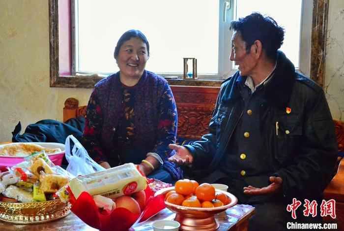 图为居住在格桑小镇的牧民尕诵周拉和妻子在客厅聊天。/p中新社记者 鲁丹阳 摄