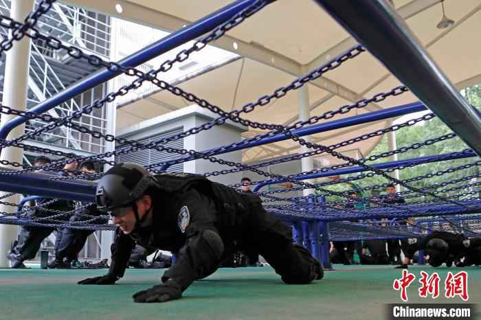 黄浦公安特警正在进行体能训练。　殷立勤 摄