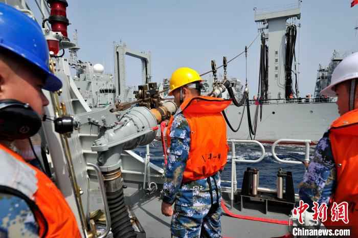 当地时间5月30日，亚丁湾海域，海军第35批护航编队巢湖舰为太原舰进行油料补给时，荆州舰在编队右前方进行警戒。　江山 摄