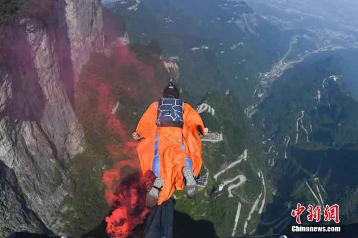 资料图：2019年9月6日，第八届翼装飞行世界锦标赛竞速决赛在张家界天门山举行。图为选手在比赛中。/p中新社记者 杨华峰 摄