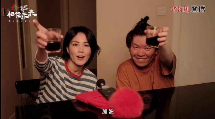 王菲、常石磊演唱《人间》。来源:视频截图 王菲改编《人间》,周迅在马路边唱歌…这场义