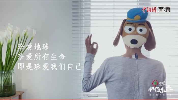 朴树演唱《Never Knows Tomorrow》。来源:视频截图 王菲改编《人间》,周迅在马路边唱歌…这场义