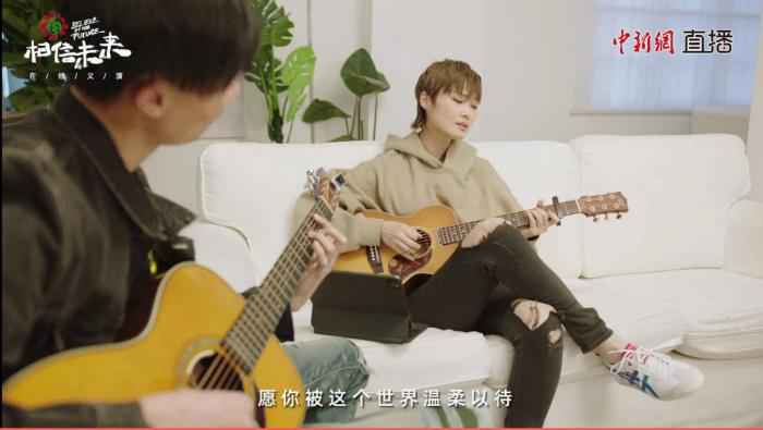 李宇春演唱《给女孩》。来源:视频截图 王菲改编《人间》,周迅在马路边唱歌…这场义