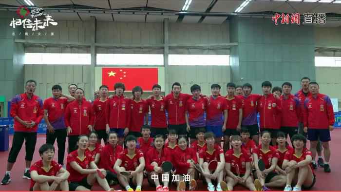 中国乒乓球队演唱《我爱你中国》。来源:视频截图 王菲改编《人间》,周迅在马路边唱歌…这场义