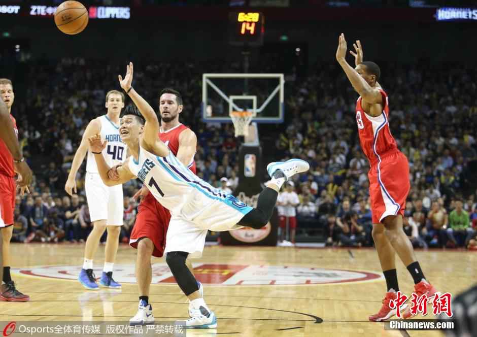 资料图：2015年10月14日，林书豪随夏洛特黄蜂队出现在NBA中国赛现场。当时，洛杉矶快船71：113告负。图片来源：Osports全体育图片社