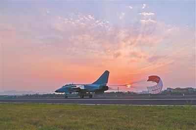 东部战区海军航空兵某旅拂晓出击，精练“一剑