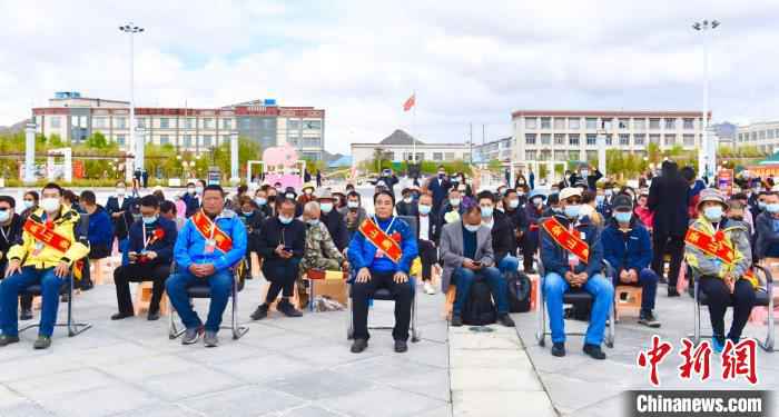 图为5月25日，西藏知名登山运动员出席在西藏日喀则市举行的《中国登山队登顶珠峰六十周年》纪念邮票首发仪式。中国邮政集团有限公司西藏自治区分公司 供图