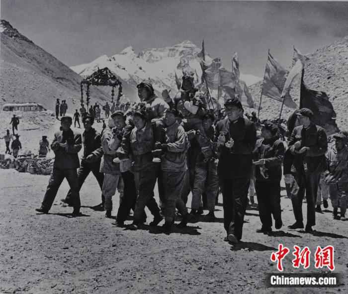 资料图：1960年胜利登上珠峰顶峰的队员返回大本营，受到热烈欢迎。版权归中国登山协会所有，未经书面允许不得转载