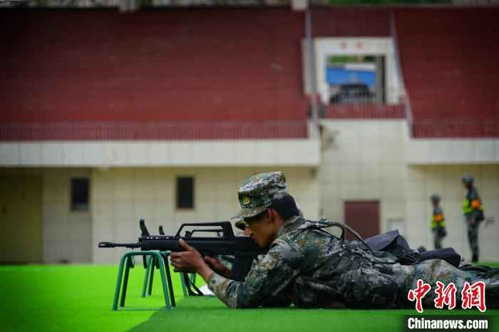 图为参演官兵正在进行轻武器实弹射击。　谢言东 摄