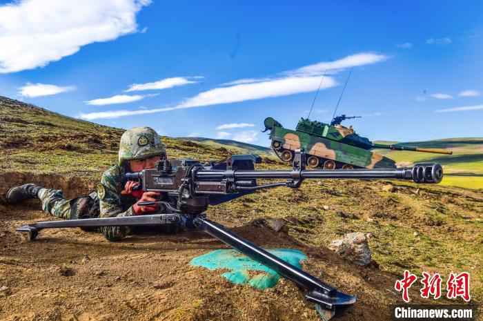 多兵种联合作战 西藏军区举行立体拔点实兵实弹