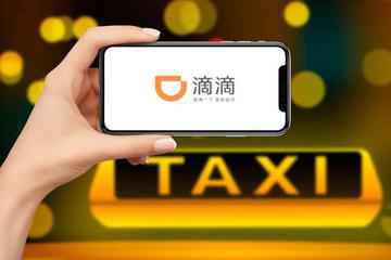 京东香港上市：市值超900亿美元 刘强东有78.4%投